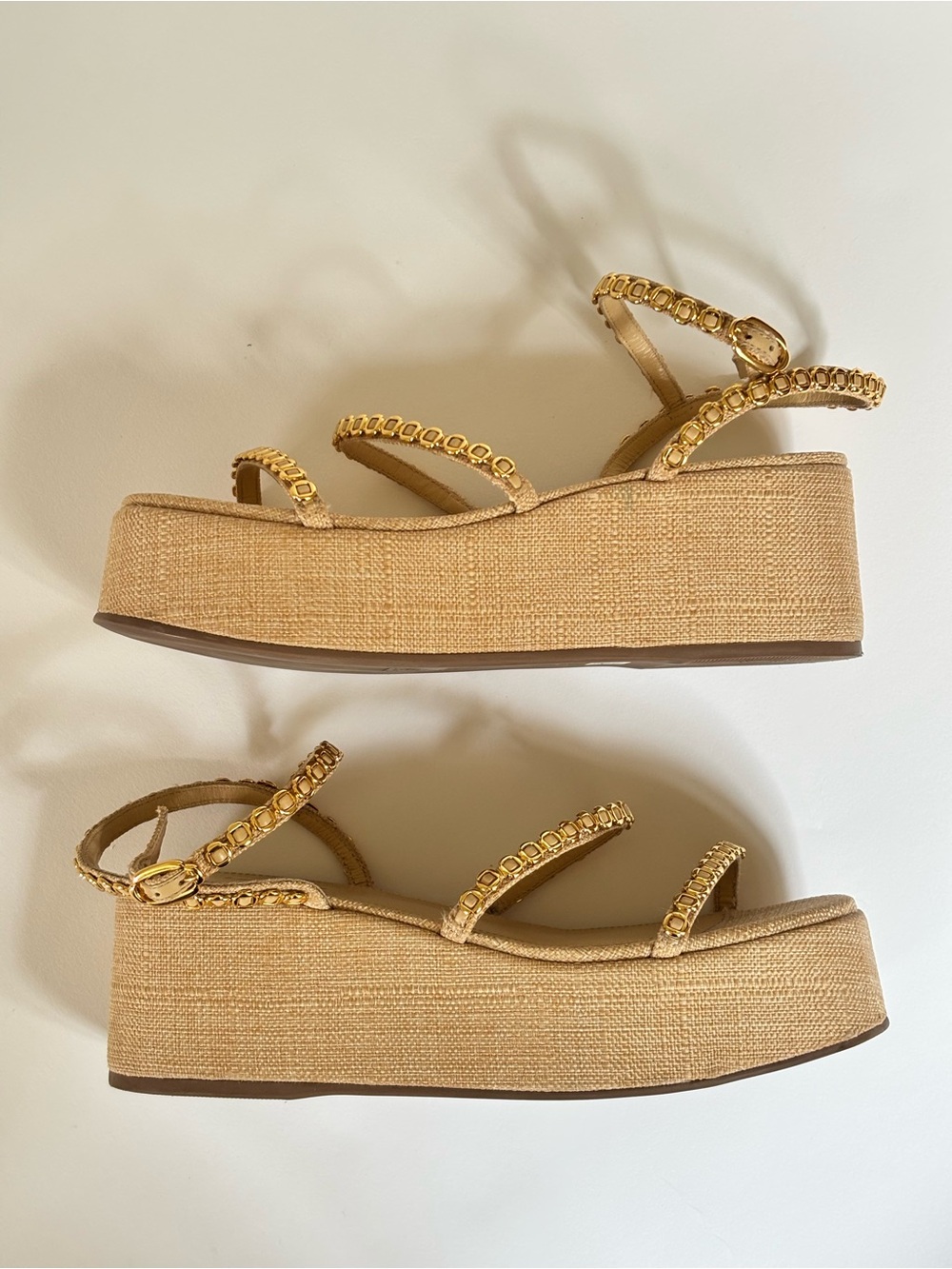 Larroude Gio Milanina Beige Raffia Platform Sandals with Gold Chain